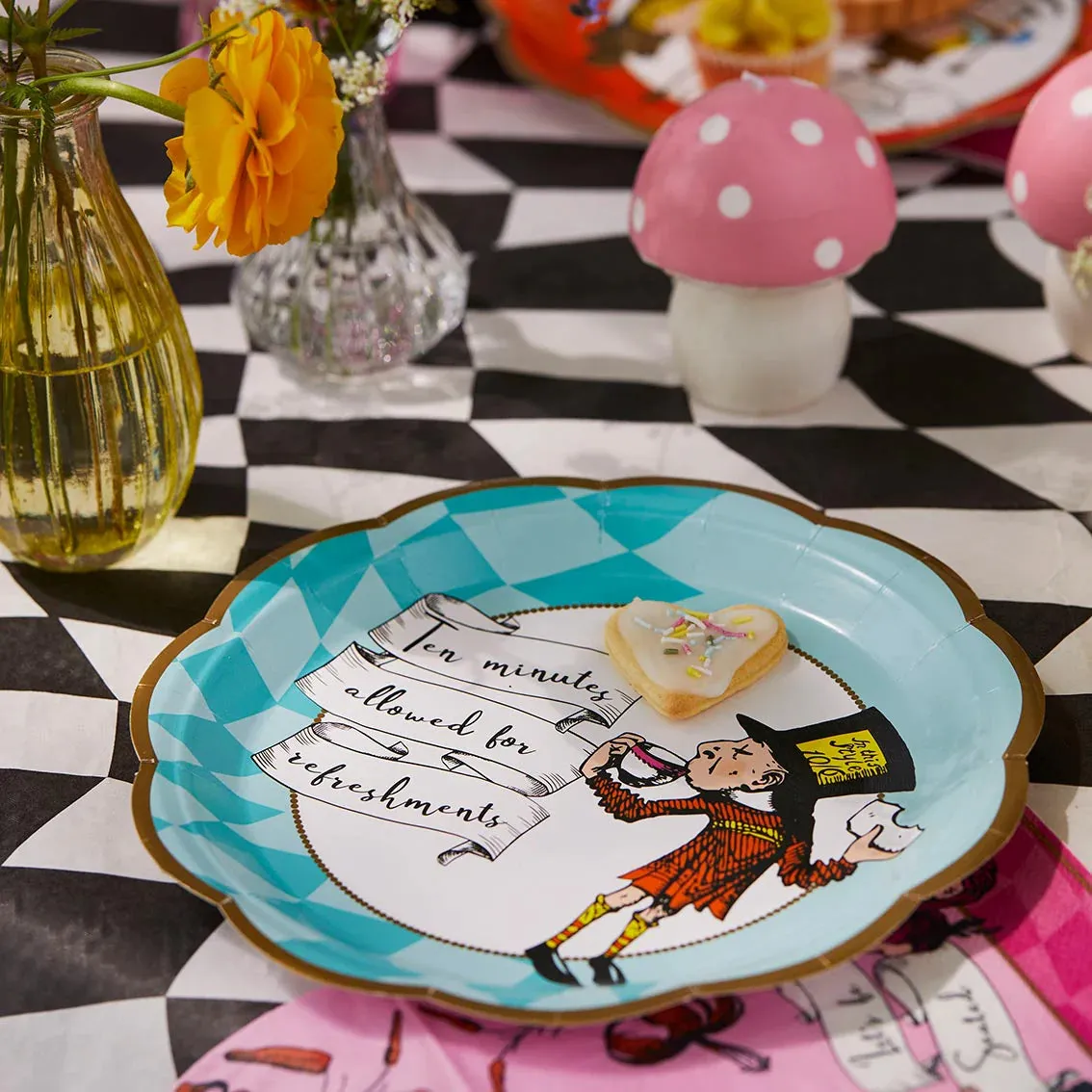 Alice in Wonderland Bright Scalloped Paper Plates